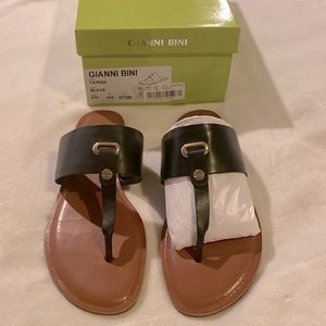 New Gianni Bini. Black leather thong sandals